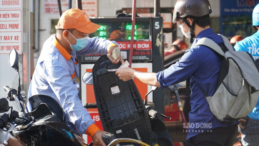 Locals in HCM City flock to petrol stations amid fears of price hike